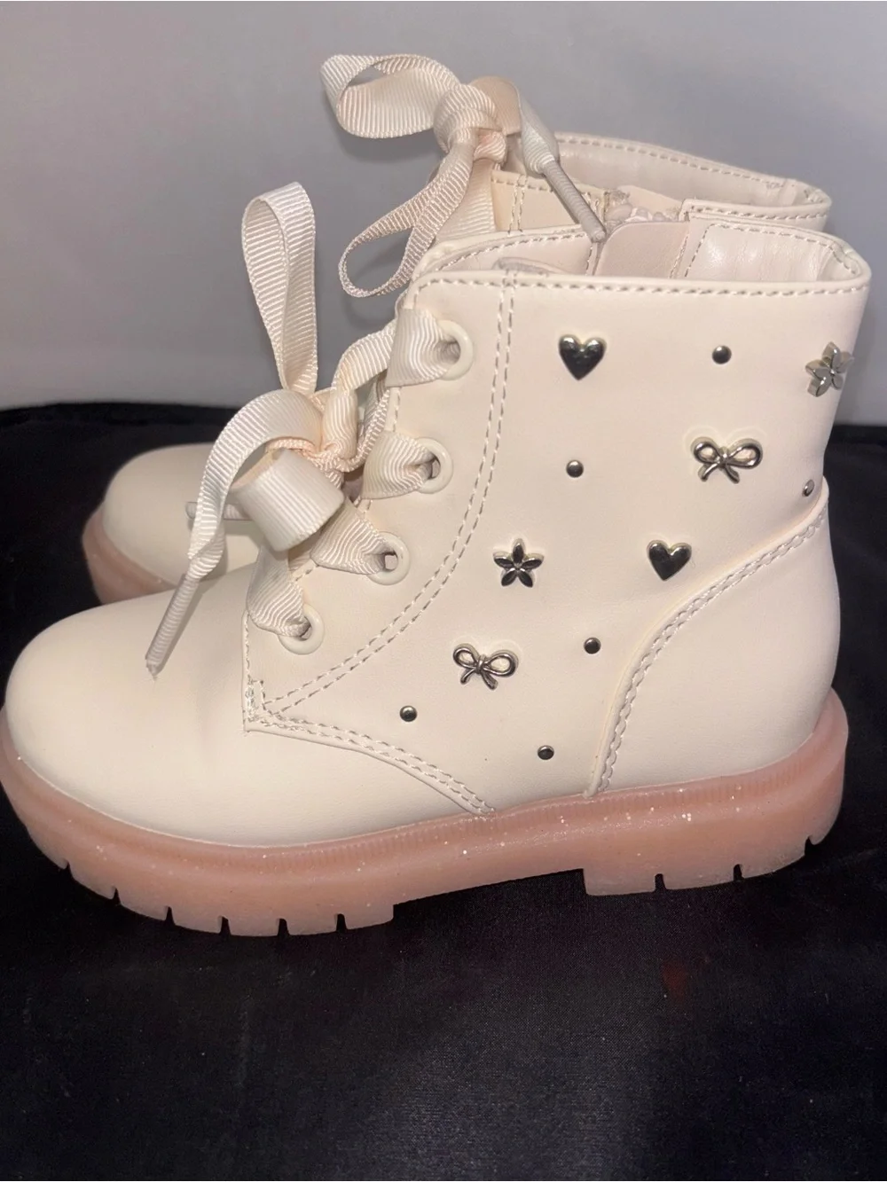 Cat &‎ Jack Toddler Girls Cream Combat Boots Glitter Sole Size 9T